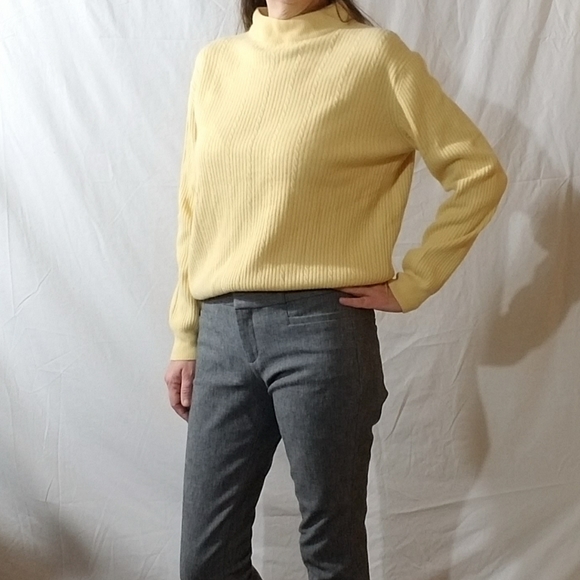 SOLD Vintage cashmere soft yellow sweater - Picture 6 of 6